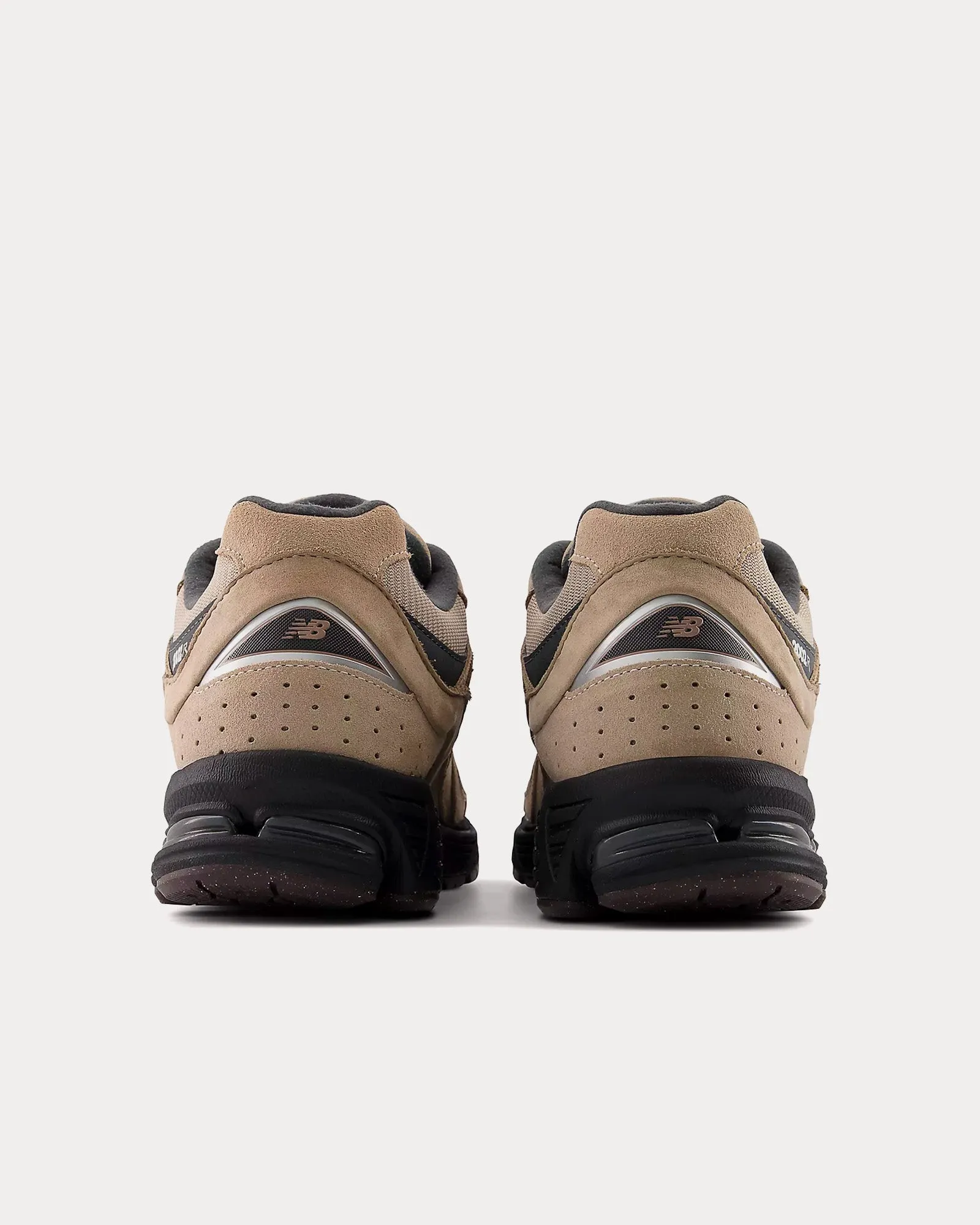 2002r Driftwood / Blacktop / Timberwolf Low Top Sneakers