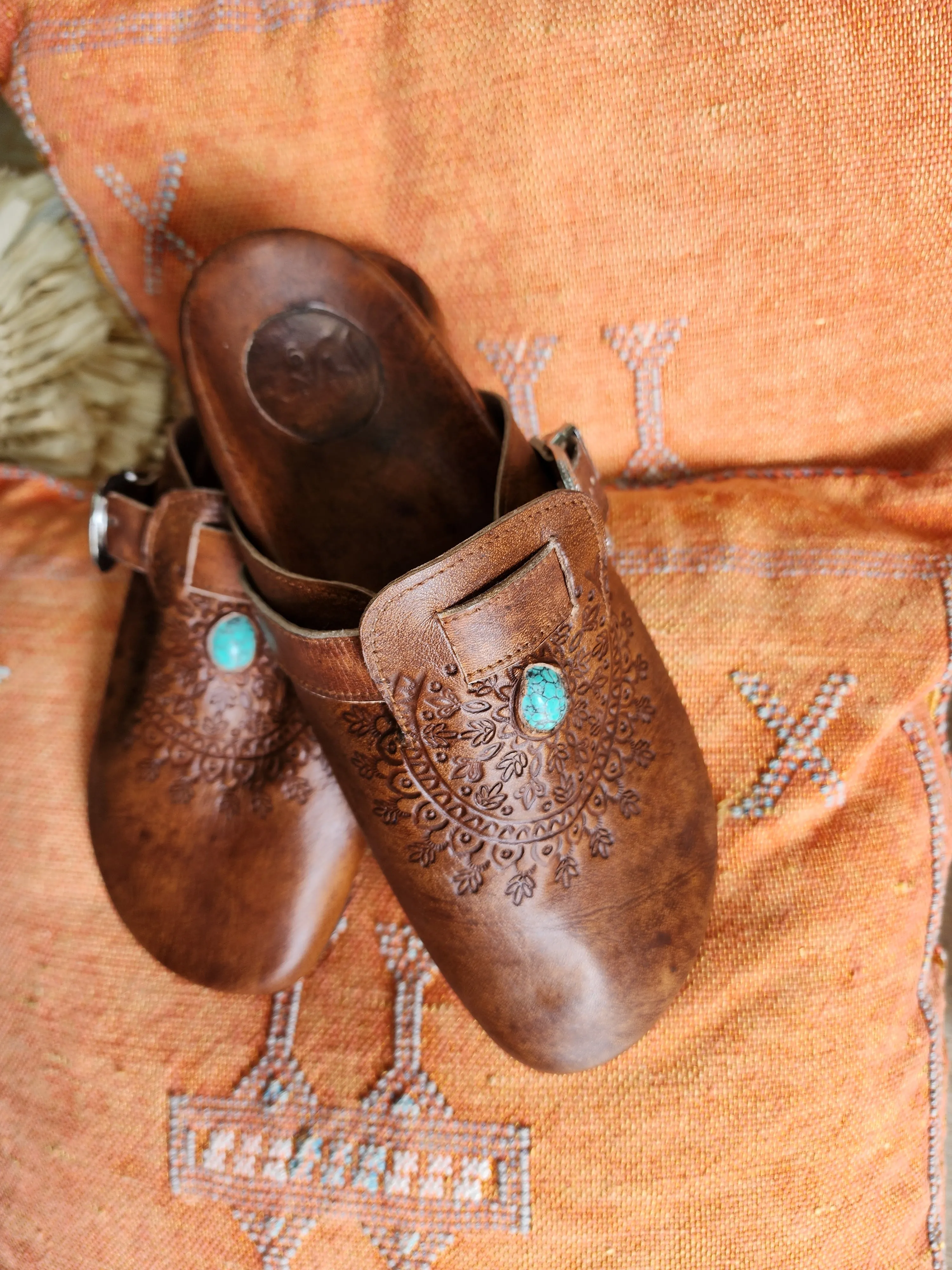 Amazonian leather slides- with stone