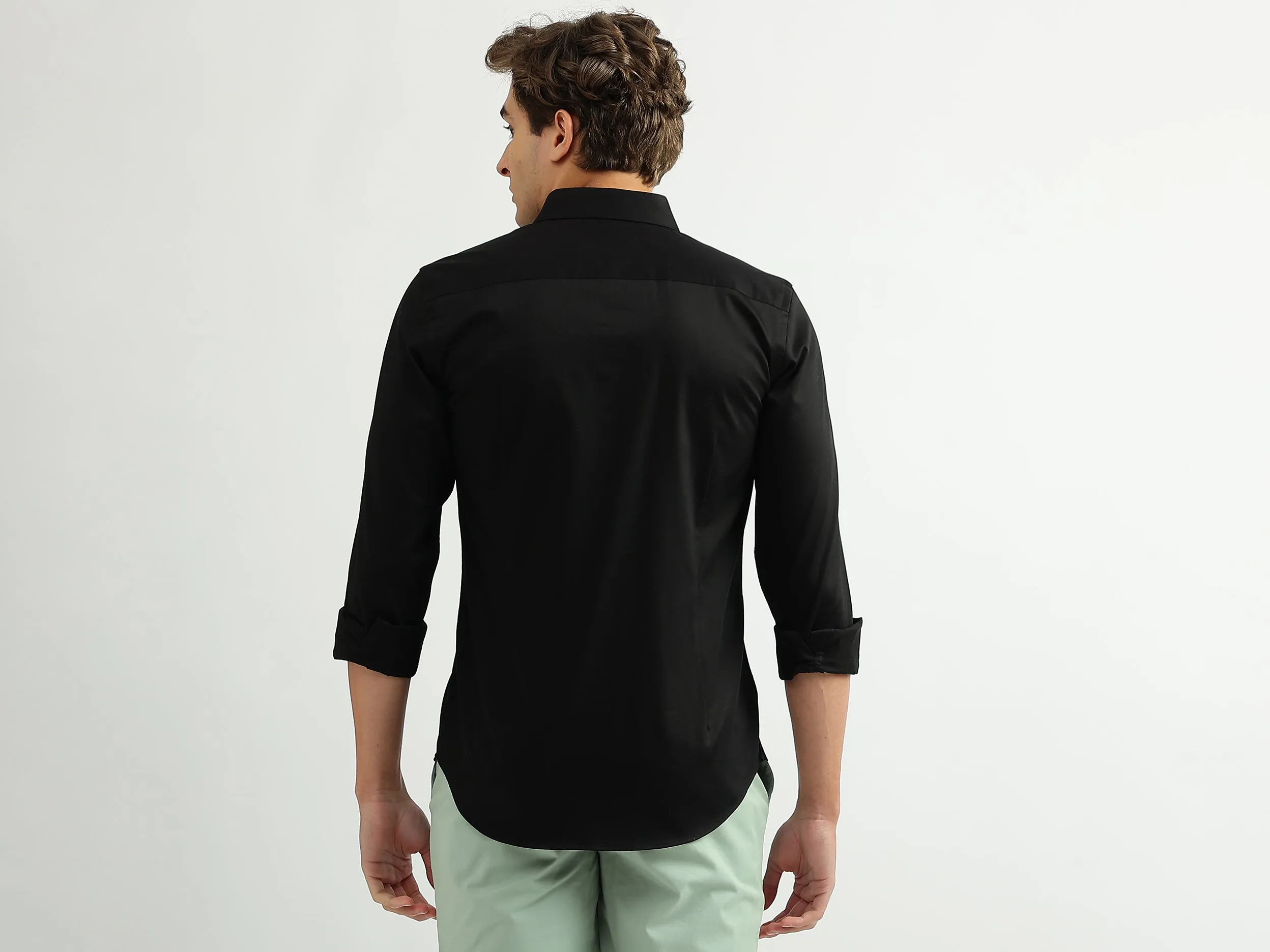 Men Solid Cutaway Collar Shirt