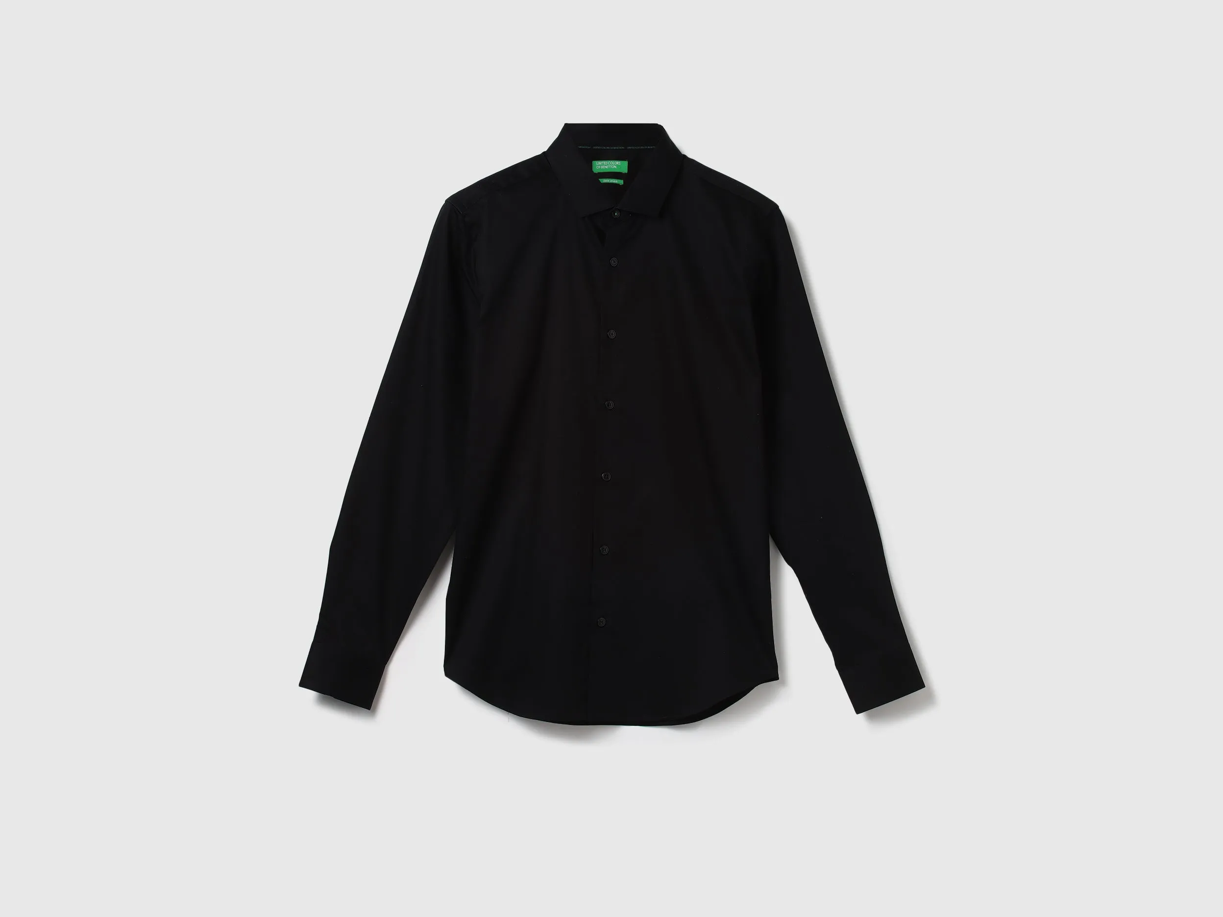 Men Solid Cutaway Collar Shirt
