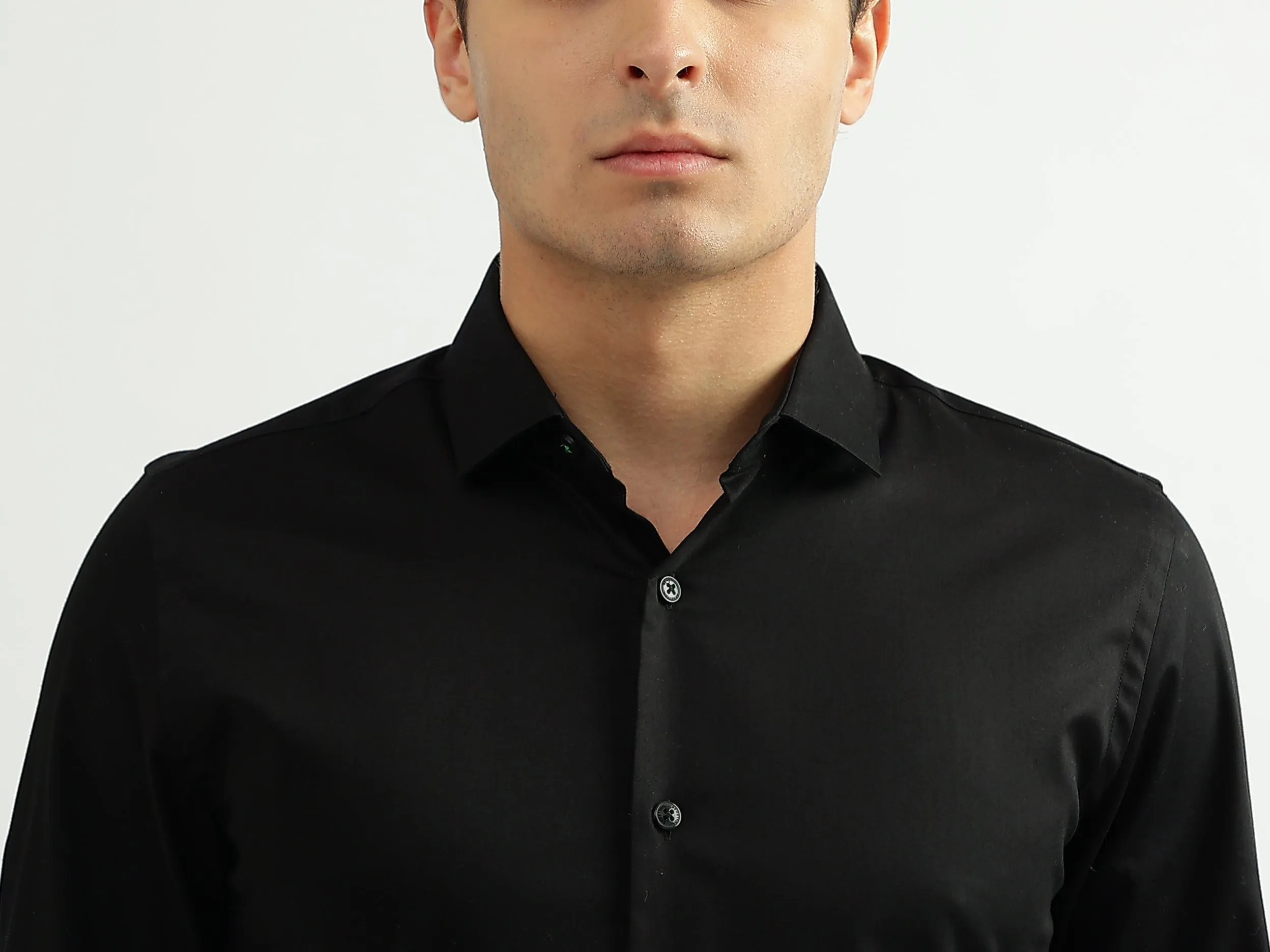 Men Solid Cutaway Collar Shirt