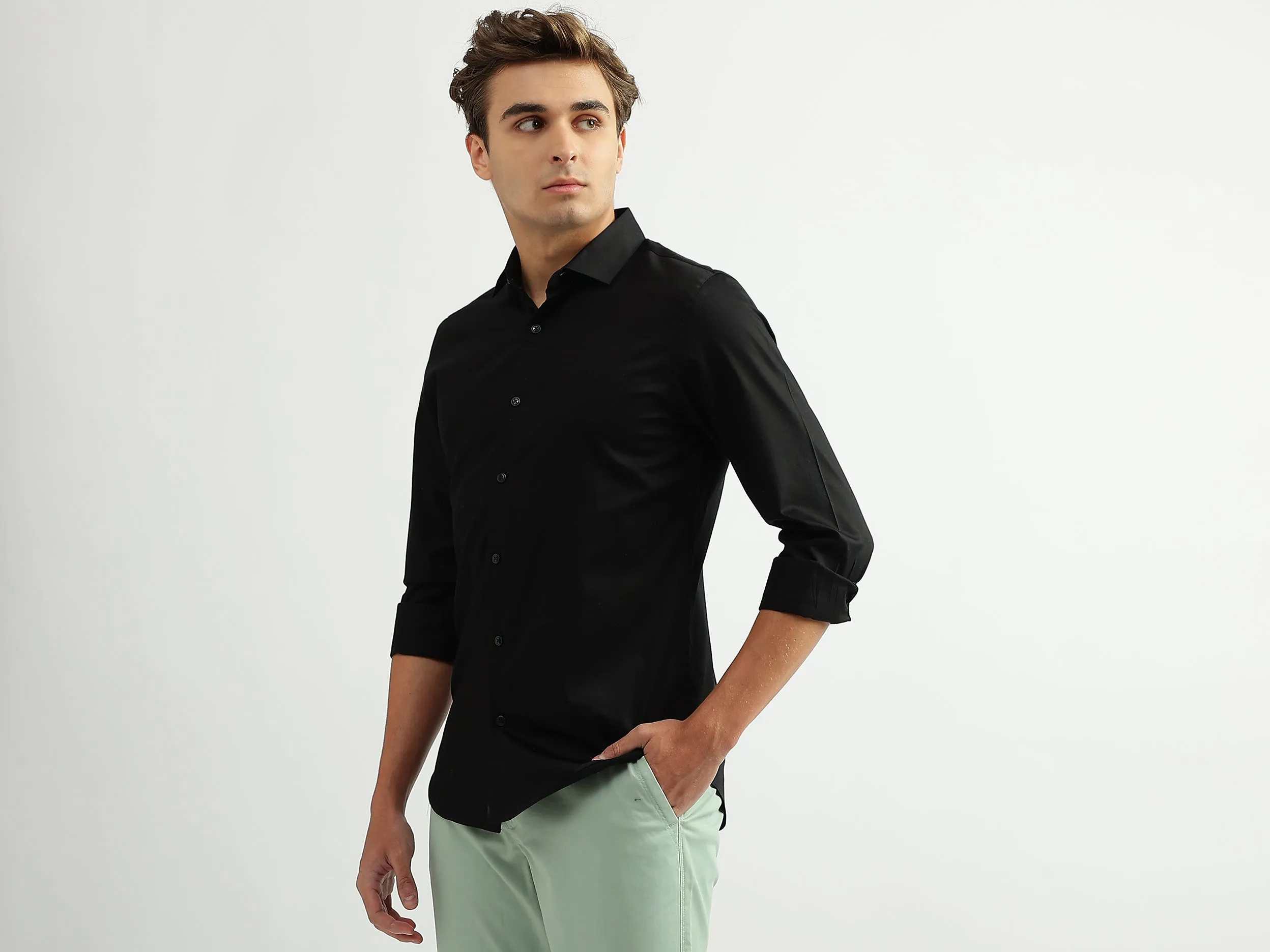 Men Solid Cutaway Collar Shirt