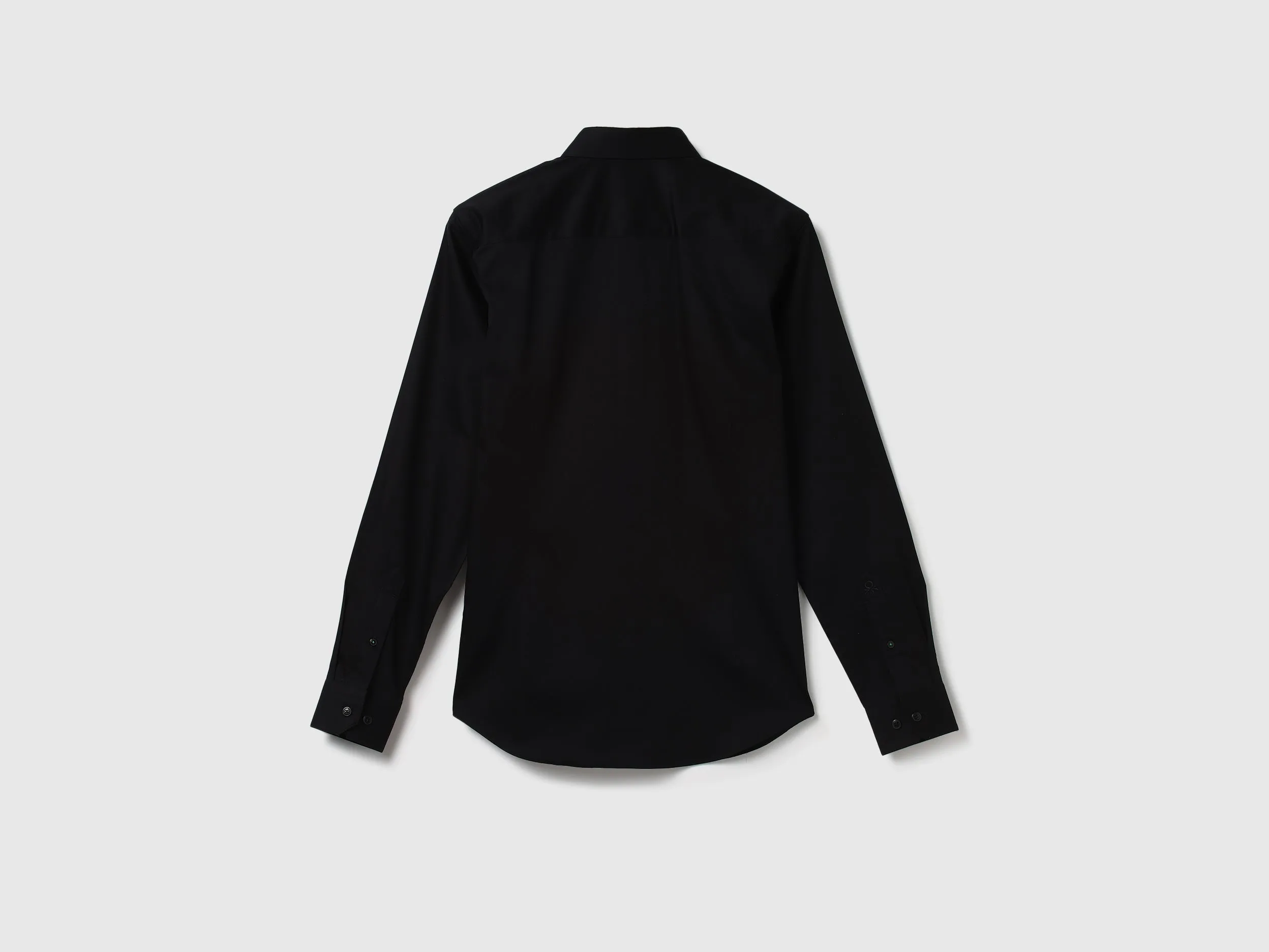 Men Solid Cutaway Collar Shirt