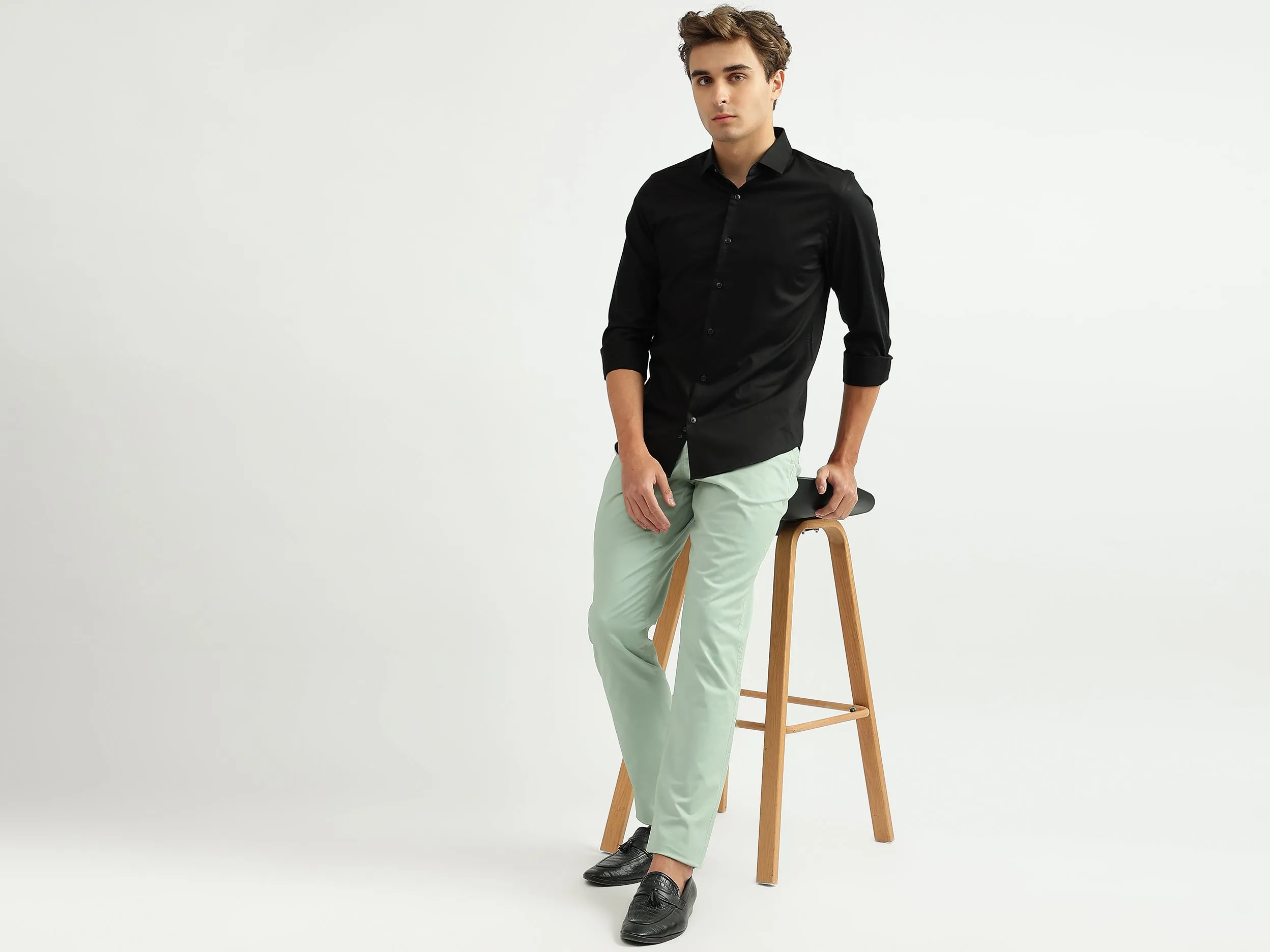 Men Solid Cutaway Collar Shirt